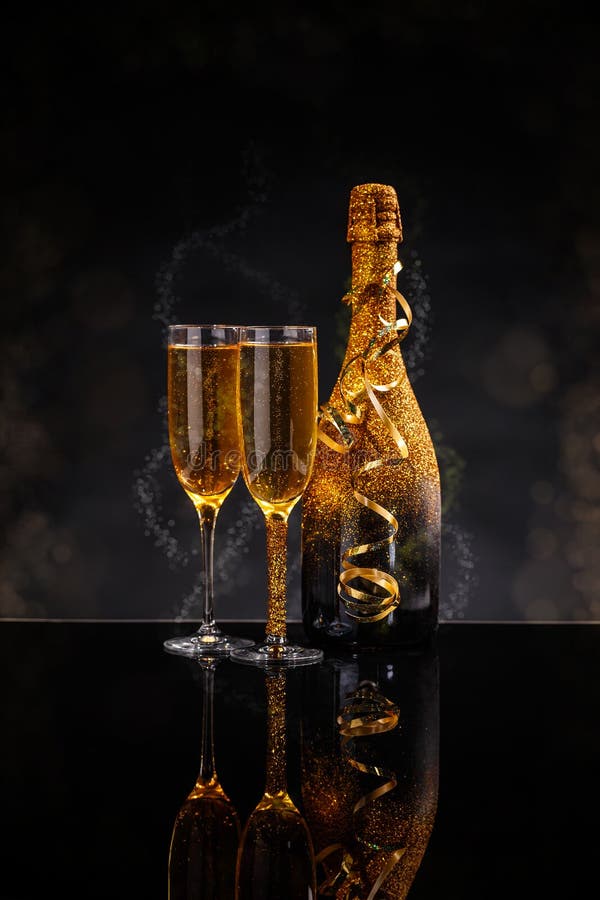 Champagneexponeringsglas ordnar till för att komma med royaltyfria foton Champagneexponeringsglas ordnar till för att komma med royaltyfria foton