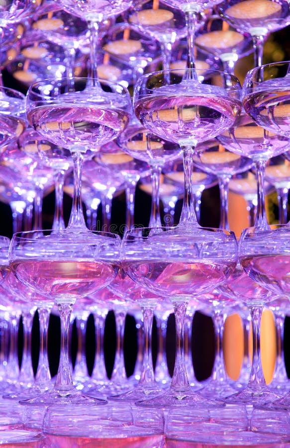 champagneexponeringsglaspyramid arkivbild champagneexponeringsglaspyramid arkivbild