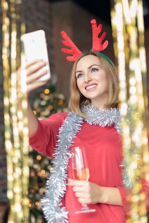 Champanhe da mulher feliz nova e selfie bebendo da tomada no partido do ` s do ano novo imagem de stock royalty free Champanhe da mulher feliz nova e selfie bebendo da tomada no partido do ` s do ano novo imagem de stock royalty free