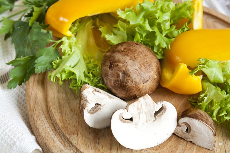 Champignon грибов вокруг свежего желтого салата перца выходит петрушка стоковое изображение Champignon грибов вокруг свежего желтого салата перца выходит петрушка стоковое изображение