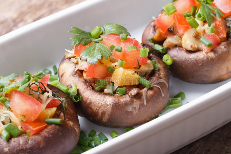 Champignons de Portobello bourrés des légumes et du fromage photo stock Champignons de Portobello bourrés des légumes et du fromage photo stock