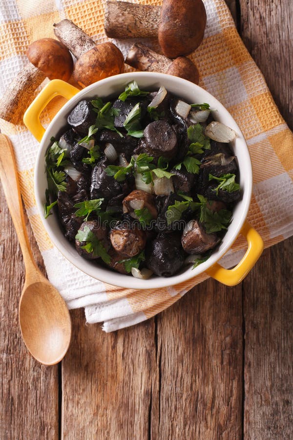 Download Champignons Frits Avec Des Herbes Et Des épices Dans Un Plan Rapproché De Casserole Vertica Photo stock - Image du frying, manger: 76085696