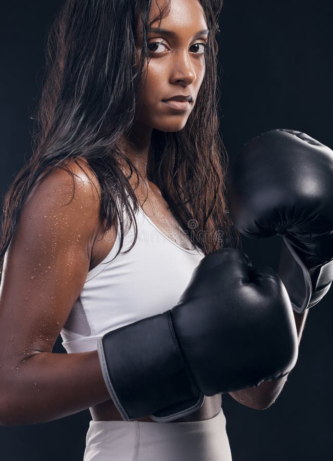 Femme Sportive En Tenue De Sport Portant Des Gants De Boxe, Entraînement En  Salle De Sport. Isolé Sur Un Fond Texturé Sombre.