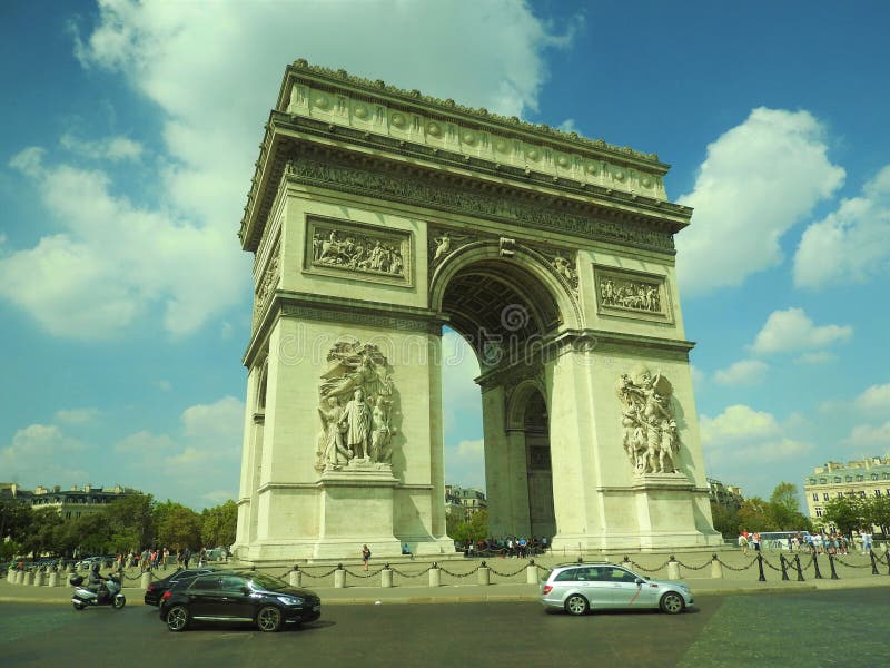 Свод триумфа, Champs-Elysees на заходе солнца в Париже стоковые фотографии rf Свод триумфа, Champs-Elysees на заходе солнца в Париже стоковые фотографии rf