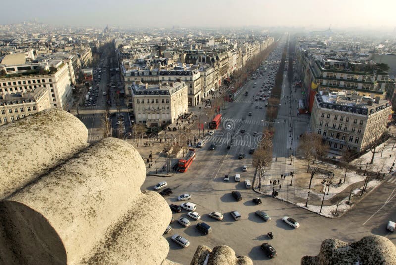 Nádherným výhľadom na slávny Avenue Champs-Elysees v Paríži, od hornej časti Arc de Triomphe v zime.