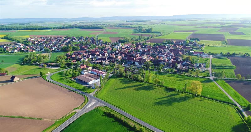 Champs verts autour d'une petite ville. beau paysage européen. petite vue aérienne de la ville européenne. aérien du village allem