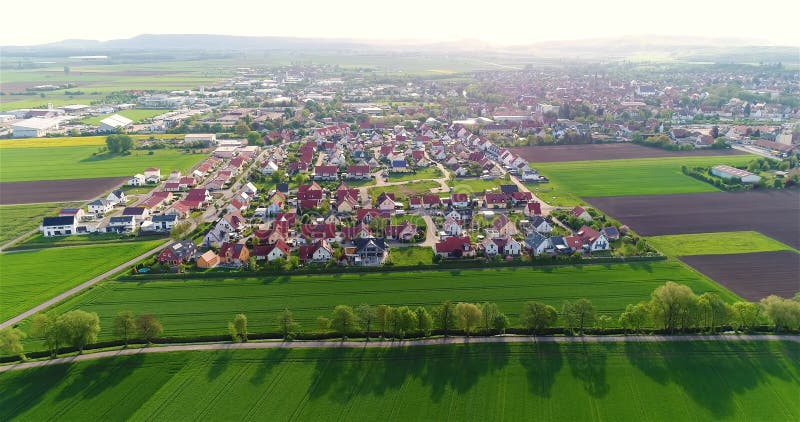 Champs verts autour d'une petite ville. beau paysage européen. petite vue aérienne de la ville européenne. aérien du village allem