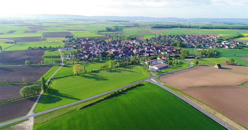 Champs verts autour d'une petite ville. beau paysage européen. petite vue aérienne de la ville européenne. aérien du village allem