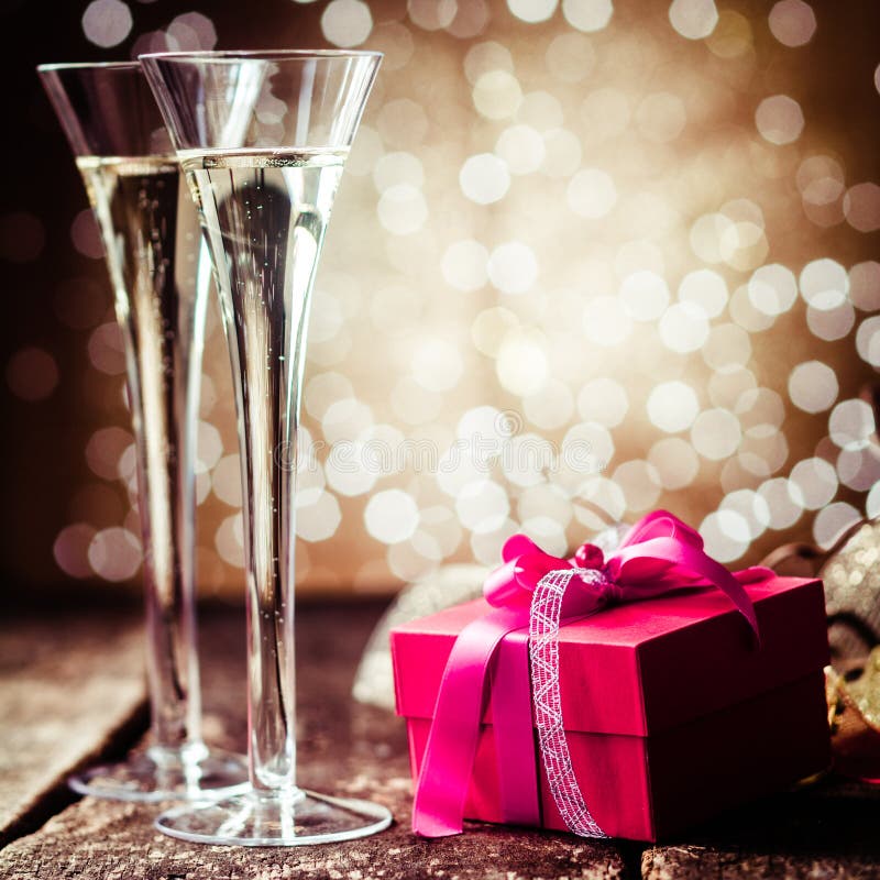 Champán romántico con un regalo rojo imágenes de archivo libres de regalías Champán romántico con un regalo rojo imágenes de archivo libres de regalías