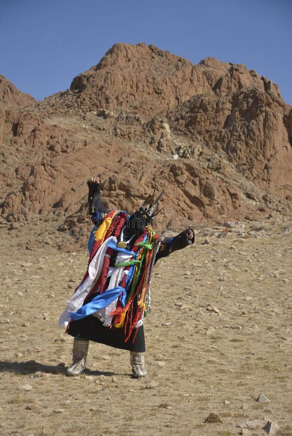 Chamán mongoliano en mongolia occidental. El chamán mongol mantiene su vida tradicional