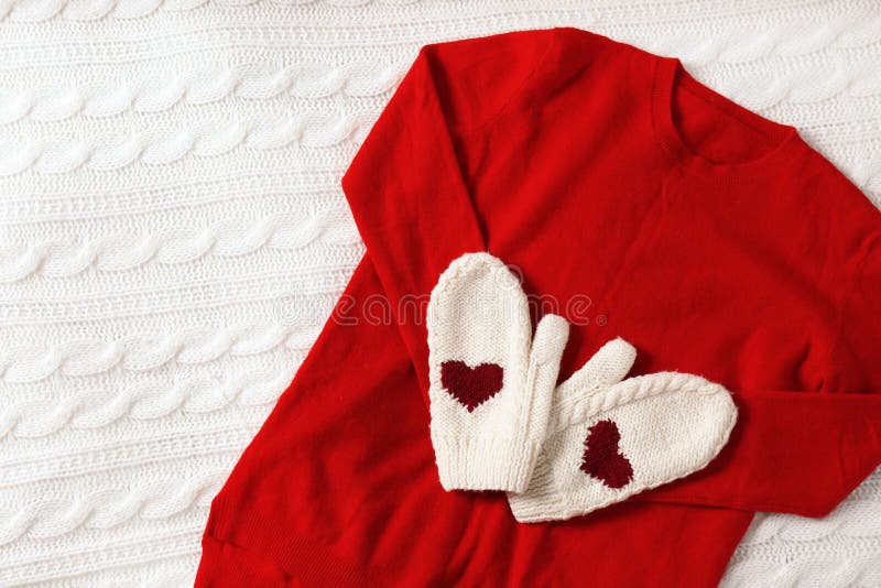 Chandail et mitaines rouges de cachemire sur le plaid tricoté image stock Chandail et mitaines rouges de cachemire sur le plaid tricoté image stock