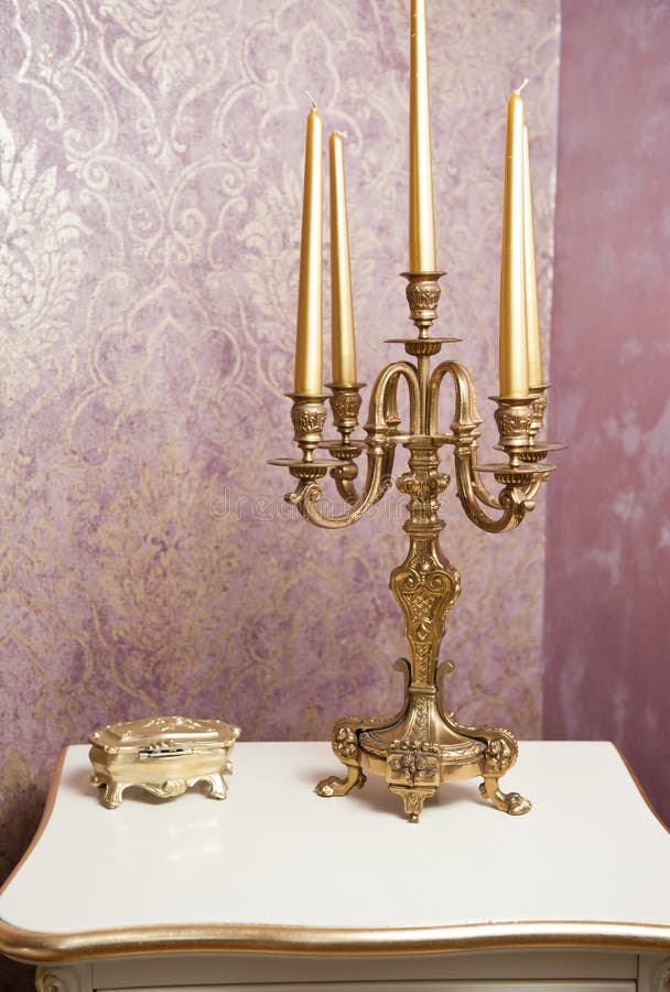 Chandelier d'or avec cinq bougies sur la table blanche photos stock Chandelier d'or avec cinq bougies sur la table blanche photos stock