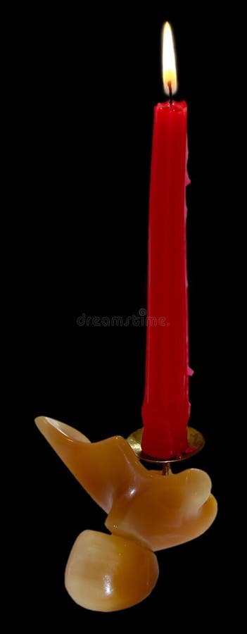 Chandelier fait d'onyx avec la bougie brûlante rouge d'isolement photo libre de droits Chandelier fait d'onyx avec la bougie brûlante rouge d'isolement photo libre de droits