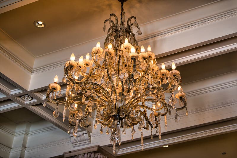 Chandelier på det magnifika hotellet tulsa oklahoma. återställt konsthändelseland royaltyfri bild