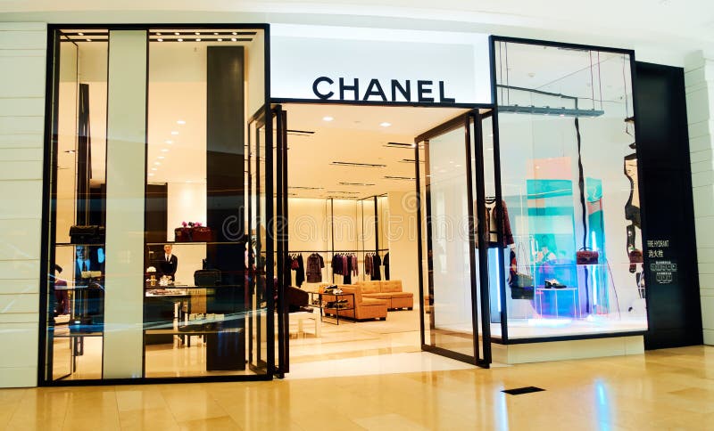 Chanel adatta il negozio del boutique del deposito immagine stock libera da diritti Chanel adatta il negozio del boutique del deposito immagine stock libera da diritti