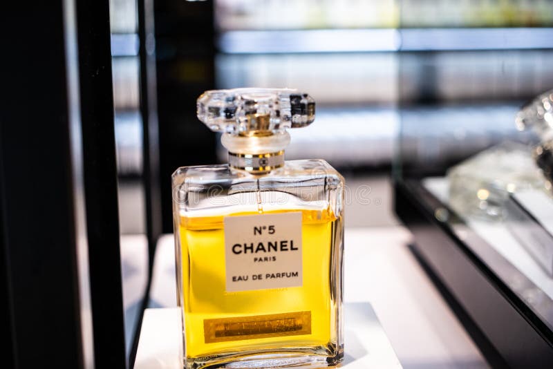 Chanel Paris No. 5 Perfume on Shop Display, Chanel No Editorial Image -  Image of exposition, care: 175666585