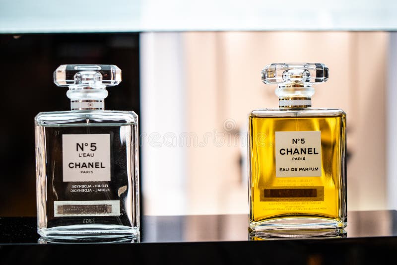 Chanel shop window display hi-res stock photography and images - Alamy