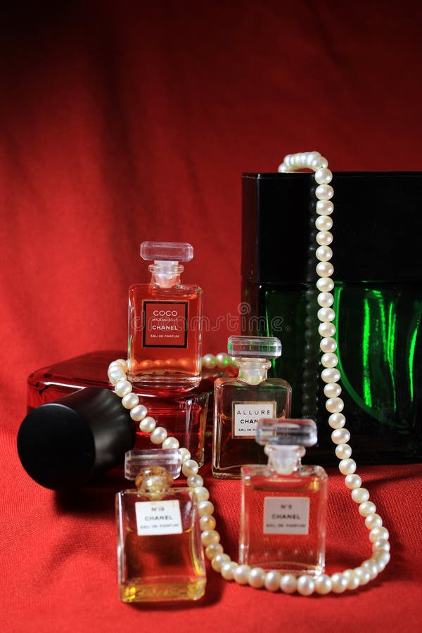 3 Pc) Assorted Miniature Perfume Bottles Set