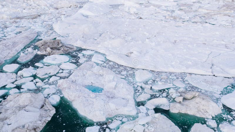 Changement climatique et vue de dessus visuelle aérienne du drone d'icebergs de réchauffement planétaire clips vidéos