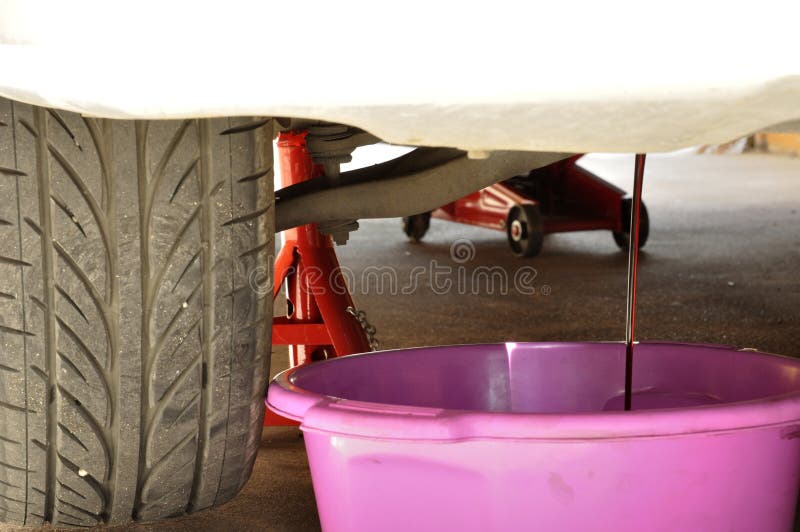 Changement d'huile photo stock Changement d'huile photo stock