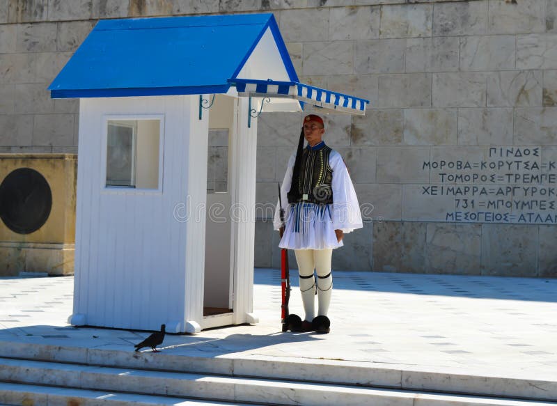 Changement de l'infanterie cérémonieuse Evzones d'élite près du parlement à Athènes, la Grèce le 23 juin 2017 photo libre de droits