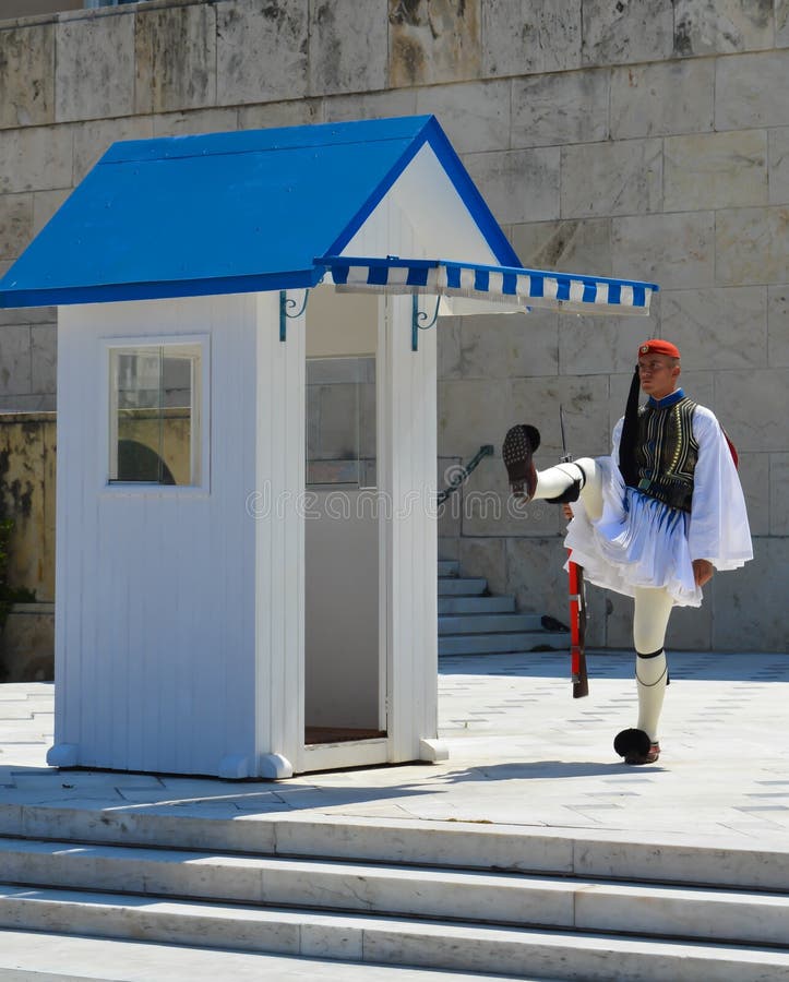 ATHÈNES, GRÈCE - 23 JUIN : Changement de l'infanterie cérémonieuse Evzones d'élite près du parlement à Athènes, la Grèce le 23 juin 2017