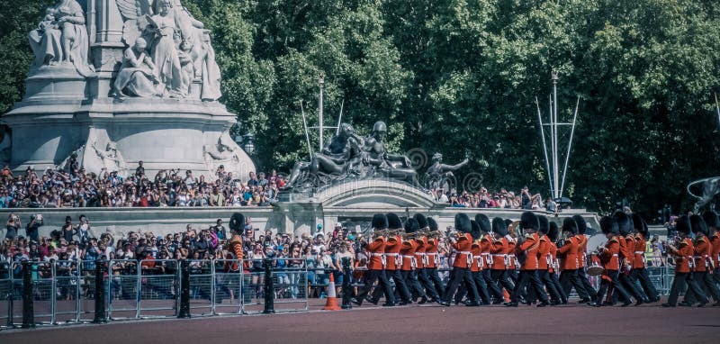 Changement quotidien de garde de Buckingham Palace, Londres photos stock Changement quotidien de garde de Buckingham Palace, Londres photos stock