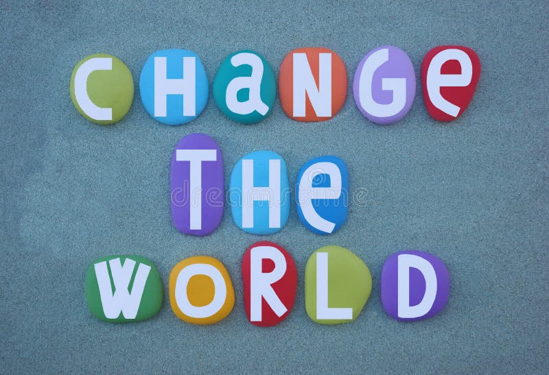 Changer le slogan social créatif du monde composé de lettres de pierre multicolores sur du sable vert illustration stock