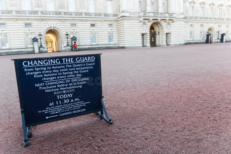 'Changing the Guard'-teken, Buckingham Palace London, Verenigd Koninkrijk royalty-vrije stock afbeelding 'Changing the Guard'-teken, Buckingham Palace London, Verenigd Koninkrijk royalty-vrije stock afbeelding