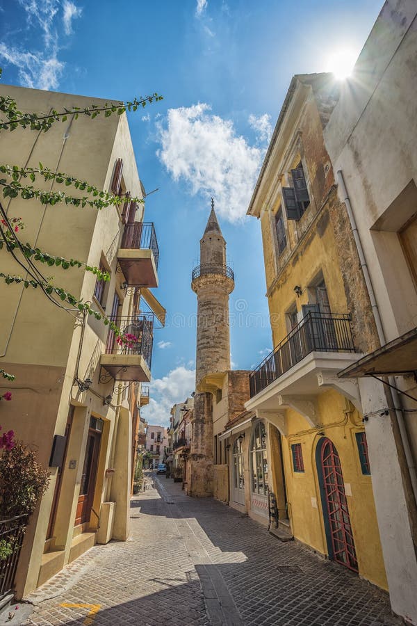 CHANIA, GRÈCE 2017 août : Rue colorée de Chania pendant le midi avec les boutiques de cadeaux et les restaurants locaux le long d image libre de droits CHANIA, GRÈCE 2017 août : Rue colorée de Chania pendant le midi avec les boutiques de cadeaux et les restaurants locaux le long d image libre de droits
