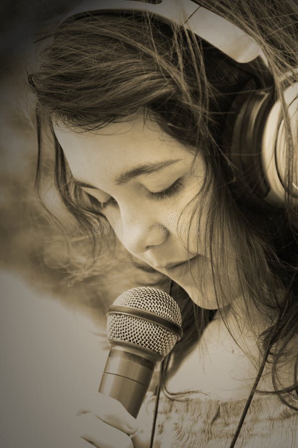 chant de l'adolescence de fille images libres de droits chant de l'adolescence de fille images libres de droits