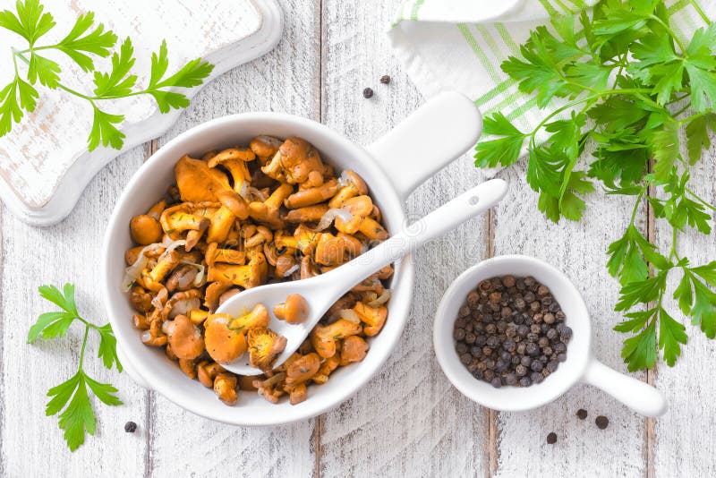 Chanterelles image stock. Image du nutrition, sain, repas 32718309