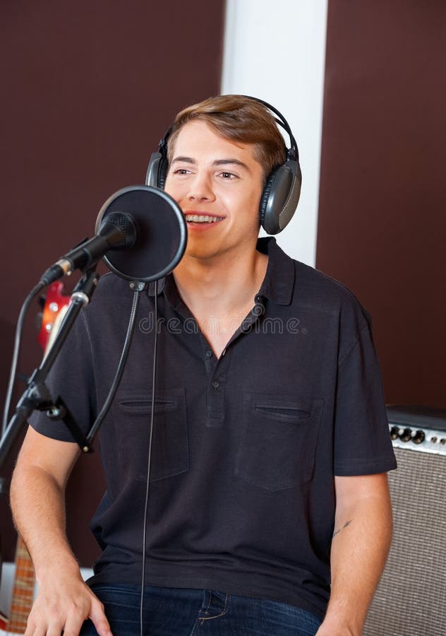 Chanteur masculin beau Performing In Studio image libre de droits Chanteur masculin beau Performing In Studio image libre de droits