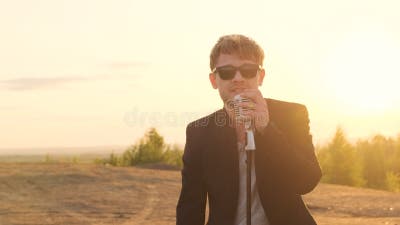 Technologie Moderne Mâle Chanter De La Musique Dans Le Microphone Homme  Barbu Drôle Avec Micro Hipster Brutal Dans Des Lunettes De Fête Chanteur De  Karaoké Mec Mal Rasé Avec Des Cheveux Longs Soignés