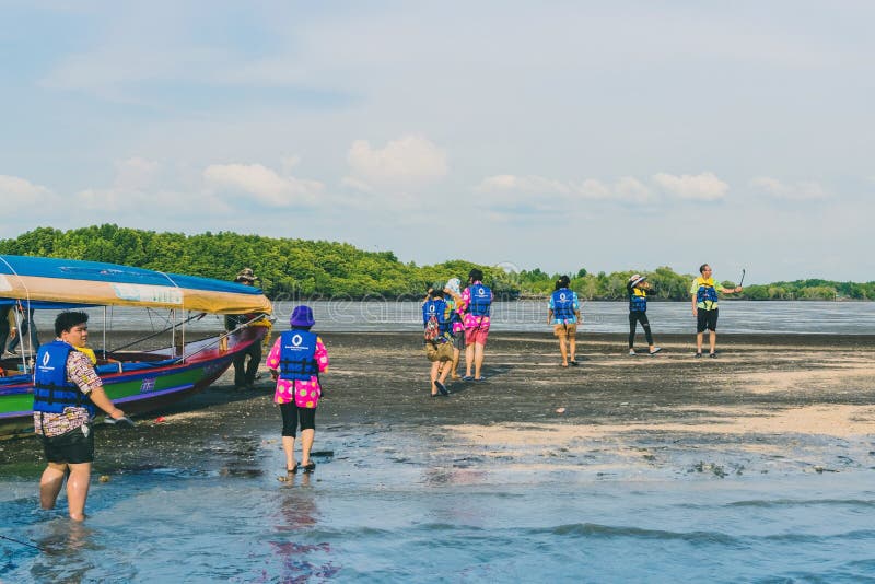 CHANTHABURI, THAILAND: 15 APRIL, 2019 Niet ge?dentificeerde Toeristenreis door vlotboten om op het tombolodeel van het overzees o royalty-vrije stock foto's CHANTHABURI, THAILAND: 15 APRIL, 2019 Niet ge?dentificeerde Toeristenreis door vlotboten om op het tombolodeel van het overzees o royalty-vrije stock foto's