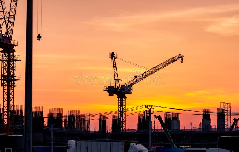 Chantier de construction avec la grue et le ciel de coucher du soleil Secteur immobilier La bobine d'utilisation de grue soul?ven photographie stock Chantier de construction avec la grue et le ciel de coucher du soleil Secteur immobilier La bobine d'utilisation de grue soul?ven photographie stock