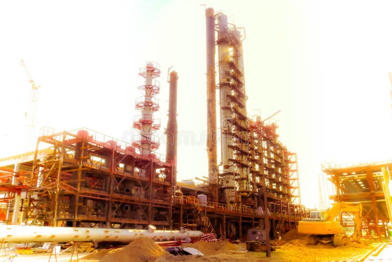 Chantier de construction pour la construction d'un raffinerie de pétrole avec de grandes colonnes de rectification à un raffineri photo libre de droits Chantier de construction pour la construction d'un raffinerie de pétrole avec de grandes colonnes de rectification à un raffineri photo libre de droits