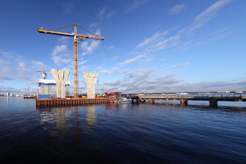 Chantier de construction sur la plate-forme entourée par l'eau, Cabl de construction images stock Chantier de construction sur la plate-forme entourée par l'eau, Cabl de construction images stock