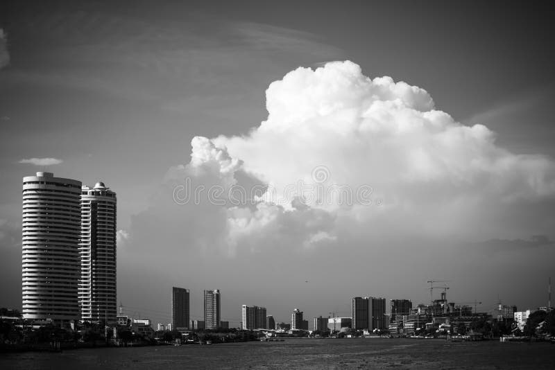 Chao Phraya River e a cidade com nuvem e o céu azul, Banguecoque são a cidade principal e a mais populoso do reino de Thail foto de stock Chao Phraya River e a cidade com nuvem e o céu azul, Banguecoque são a cidade principal e a mais populoso do reino de Thail foto de stock