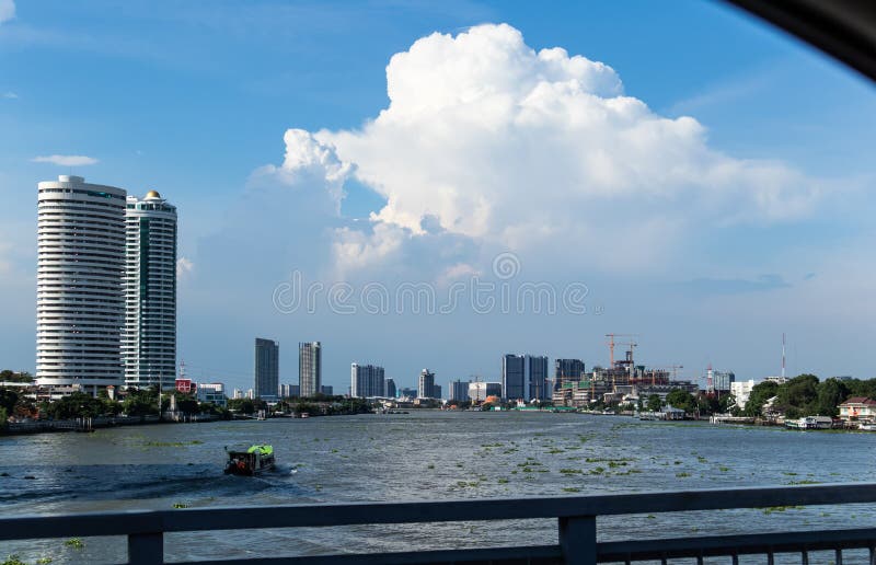 Chao Phraya River och staden med molnet och blå himmel, Bangkok är den huvud och mest tätbefolkade staden av kungariket av Thail royaltyfria bilder Chao Phraya River och staden med molnet och blå himmel, Bangkok är den huvud och mest tätbefolkade staden av kungariket av Thail royaltyfria bilder