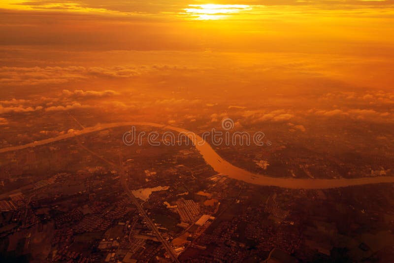 Chao Phraya River-Vogelperspektive während des Sonnenuntergangs, THAILAND lizenzfreie stockfotografie Chao Phraya River-Vogelperspektive während des Sonnenuntergangs, THAILAND lizenzfreie stockfotografie
