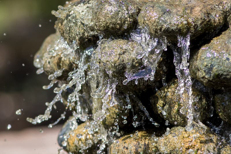Chaostheorie Wasser, das nach dem Zufall weg von den Felsen fließt lizenzfreies stockbild Chaostheorie Wasser, das nach dem Zufall weg von den Felsen fließt lizenzfreies stockbild