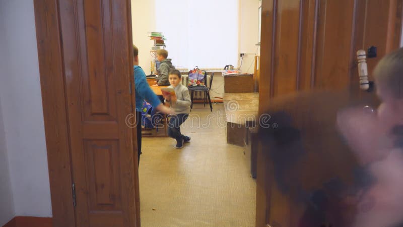 Chapaevsk samararegionen russia oktober 2018 : Skolbarn i recept i korridoren