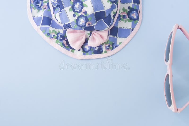 Chapeau coloré avec les lunettes de soleil roses photos stock Chapeau coloré avec les lunettes de soleil roses photos stock