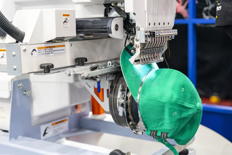 Chapeau cousant à la machine de pointe moderne et automatique de broderie pour le textile - habillement d'habillement faisant le photo stock