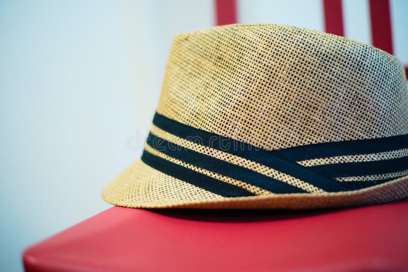 Chapeau de Brown Derby sur la chaise rouge photos libres de droits Chapeau de Brown Derby sur la chaise rouge photos libres de droits