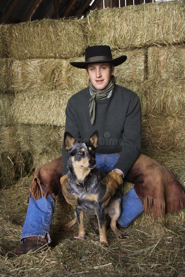 Chapeau de cowboy s'usant attrayant de jeune homme photos stock Chapeau de cowboy s'usant attrayant de jeune homme photos stock