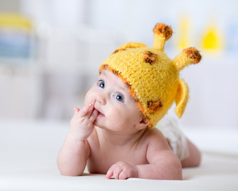 Chapeau Weared Par Bébé Drôle Avec Le Jouet De Peluche Image stock