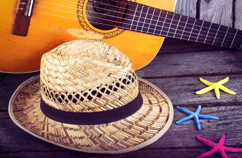 Chapeau et étoiles de mer d'étoile de guitare acoustique sur un fond en bois grunge photo stock Chapeau et étoiles de mer d'étoile de guitare acoustique sur un fond en bois grunge photo stock