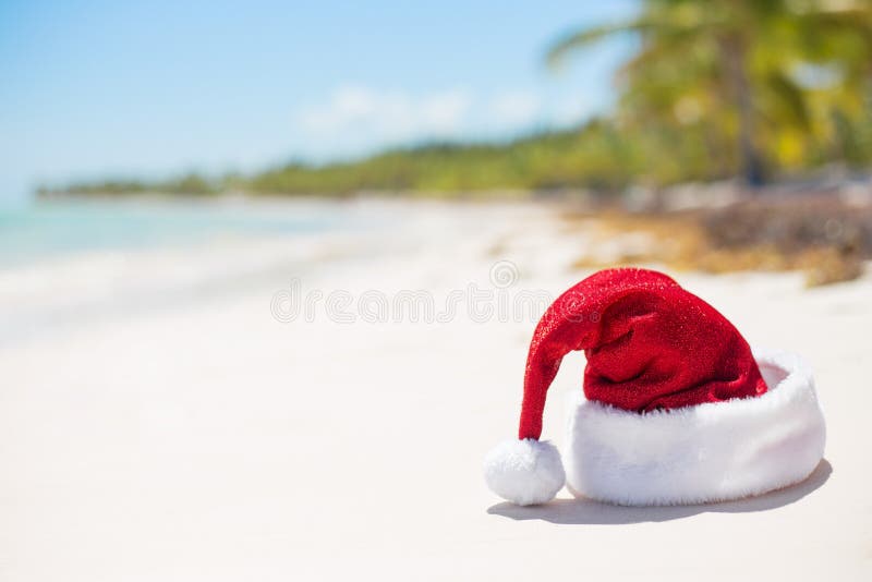 Chapeau rouge de Noël sur la plage photographie stock